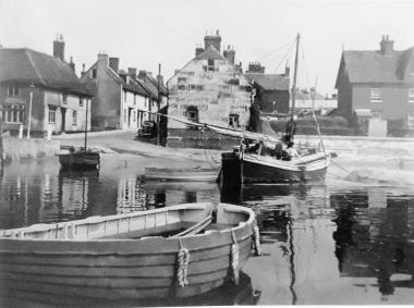 The Quay & Gravel barge (Date unknown)